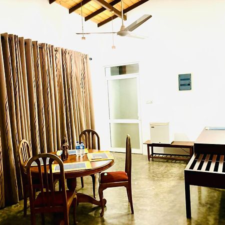 Blue Fox Hikkaduwa Hotel Bagian luar foto