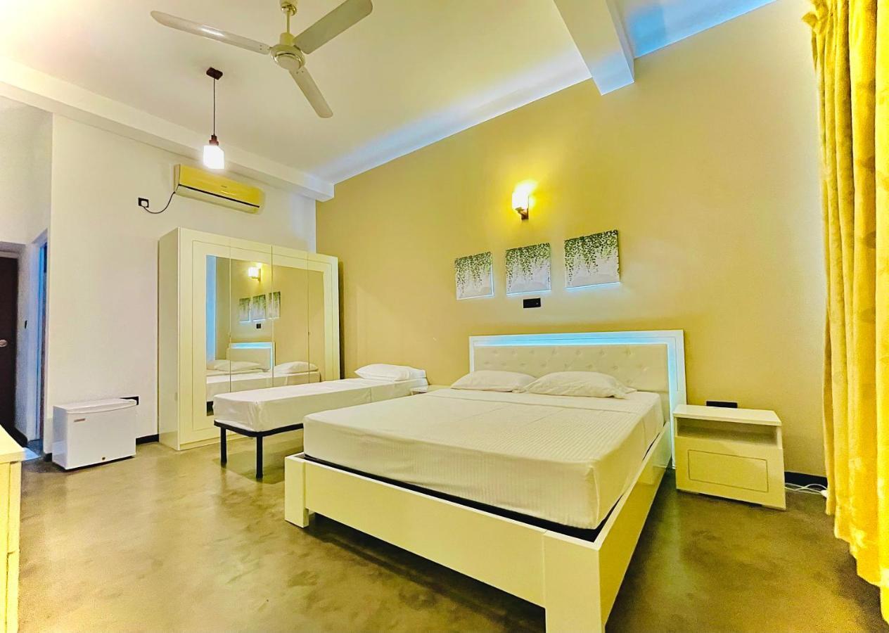 Blue Fox Hikkaduwa Hotel Bagian luar foto