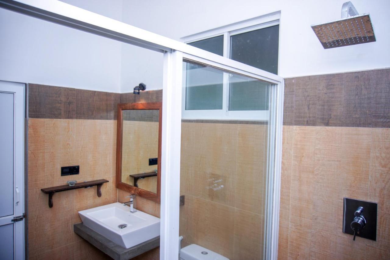 Blue Fox Hikkaduwa Hotel Bagian luar foto