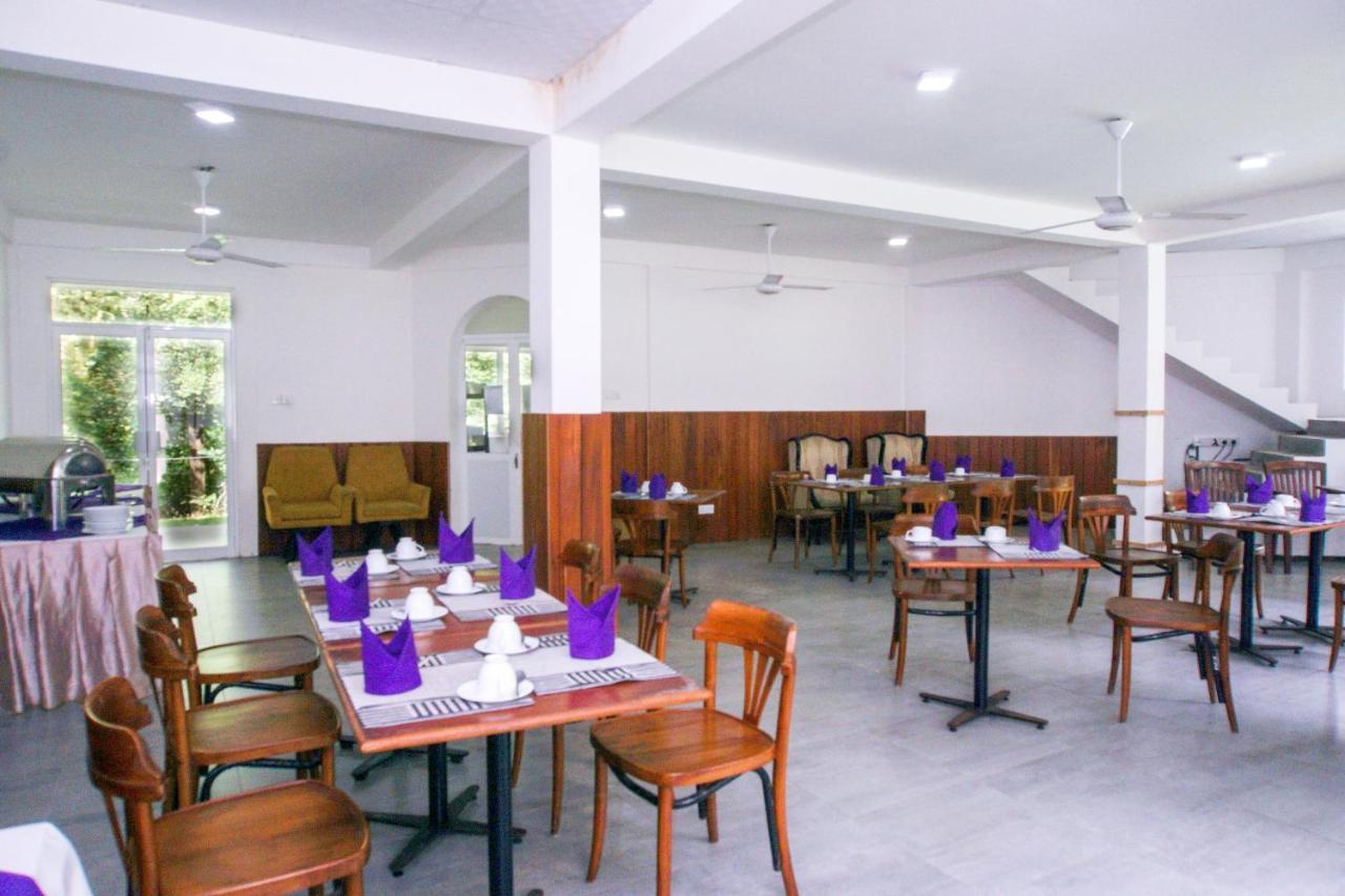 Blue Fox Hikkaduwa Hotel Bagian luar foto